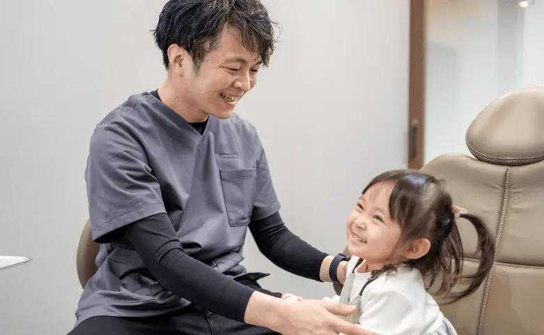歯科医師が子どもの対応をしている