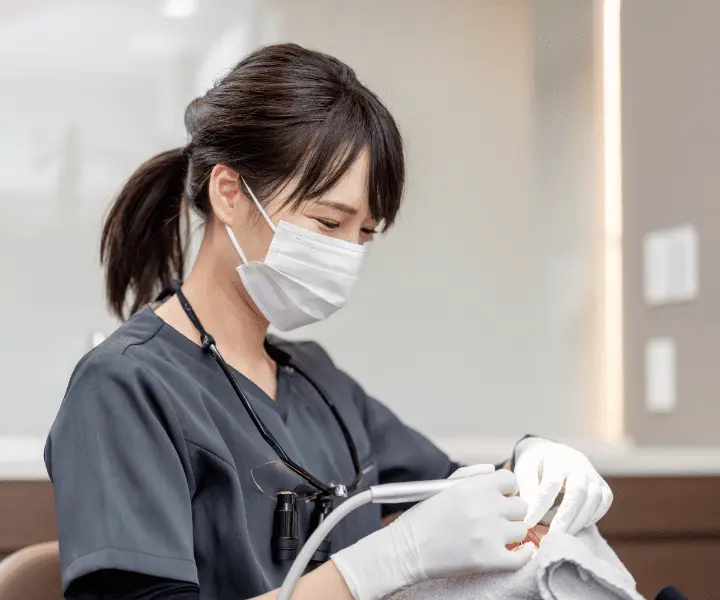 歯科医師の治療の様子