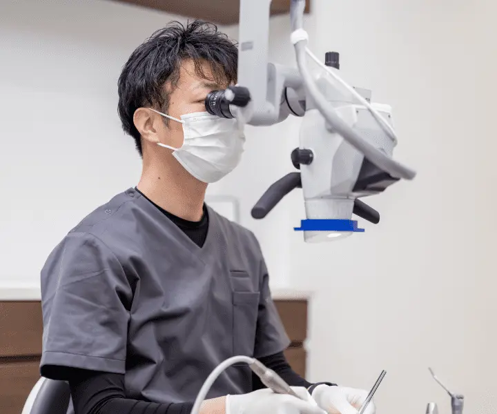 歯科医師の治療の様子
