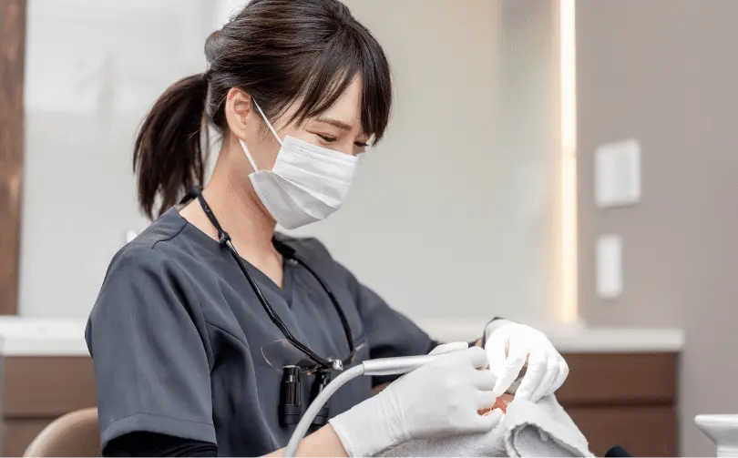 歯科衛生士が予防歯科をしている