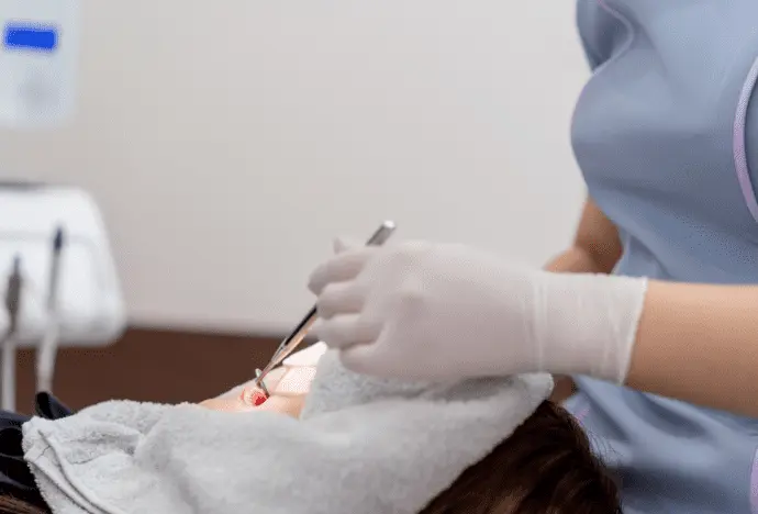 歯科衛生士が口腔内のチェックをしている