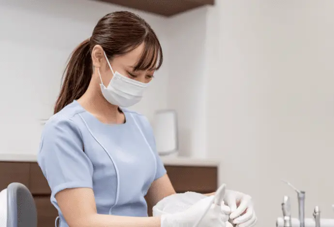 歯科衛生士が歯のクリーニングをしている