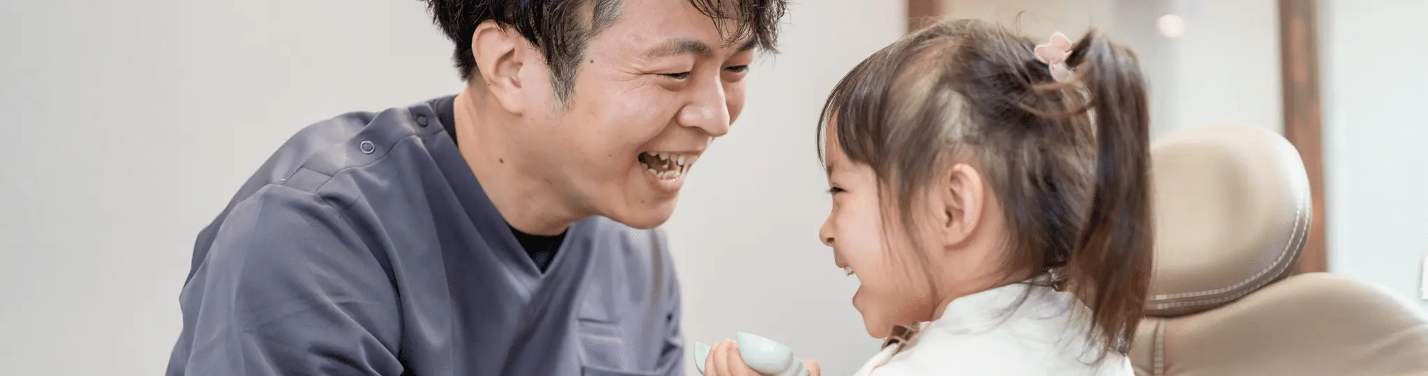 歯科医師が子どもの対応をしている