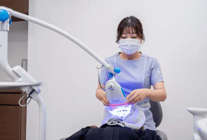 ホームホワイトニングセットの説明をしている